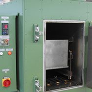 Les armoires chauffantes sont utilisés pour un traitement doux, juste de température et thermique des composants dans le domaine de la production des actionneurs de puissance électroniques. Une atmosphère gaz inerte support ce processus.